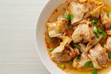 Domuz çorbası ya da kızarmış acılı domuz köftesi çorbası. Asya usulü.