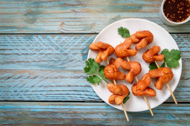 soslu kızarmış sosis şişi.