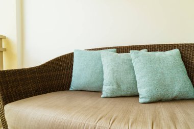 Balkondaki teras sandalyesinde rahat yastık süslemesi