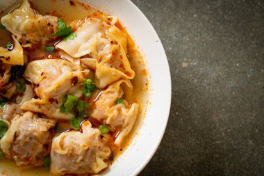 Domuz çorbası ya da kızarmış acılı domuz köftesi çorbası. Asya usulü.