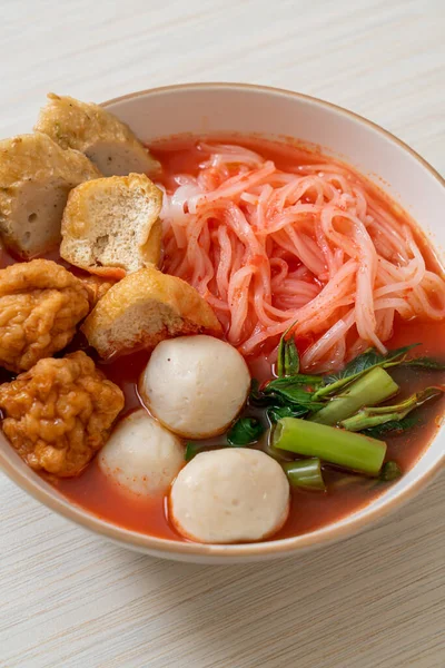 ピンクスープに魚玉とエビ玉付きの小さな平麺 円タ4または円タ Mofo アジア料理スタイル — ストック写真