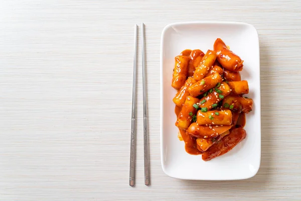 Palillo Pastel Arroz Coreano Con Salchicha Salsa Picante Tteokbokki Estilo — Foto de Stock