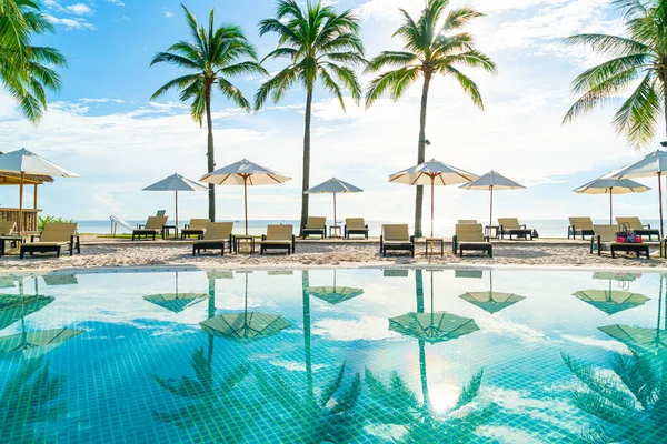 Belo Guarda Chuva Cadeira Torno Piscina Hotel Resort Conceito Férias — Fotografia de Stock