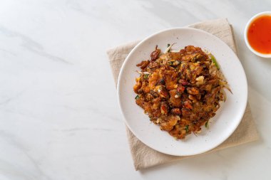 Kızarmış midyeli krep ya da midyeli omlet.