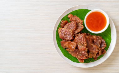 Tabakta sosla kurutulmuş domuz eti.