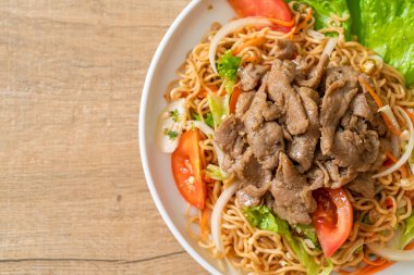 Beyaz tabakta domuz etli hazır şehriye salatası. Asya usulü.