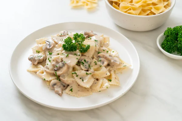 Pasta Farfalle Con Salsa Crema Blanca Champiñones Estilo Comida Italiana — Foto de Stock