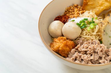 Balık köfteli baharatlı erişte ve çorbasız karides köftesi. Asya usulü.