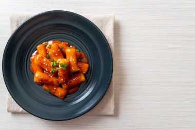 Baharatlı soslu Kore pirinç keki çubuğu (Tteokbokki) - Kore yemeği tarzı