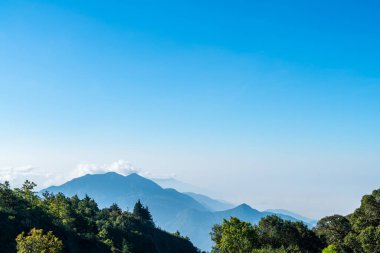Tayland 'daki Chiang Mai' de bulutlu güzel bir dağ tabakası ve gün doğumu.