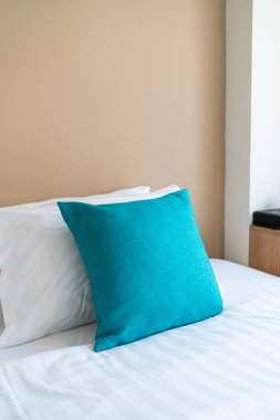 güzel ve rahat yastıklar yatak odasındaki süslemeler