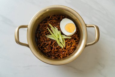 Kore fasulye soslu Anında Erişte salatalık ve haşlanmış yumurta (Jajangmyeon veya Jjajangmyeon) - Kore yemek tarzı