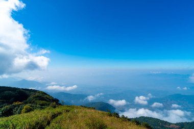 Tayland, Chiang Mai 'deki Kew Mae Pan Doğa Yolu' nda bulutlu ve mavi gökyüzü olan güzel bir dağ tabakası.