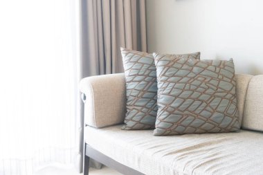 Oturma odasındaki kanepede güzel yastıklar.