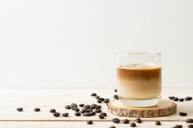 Kirli kahve bardağı, sıcak espresso ile kaplanmış soğuk süt.