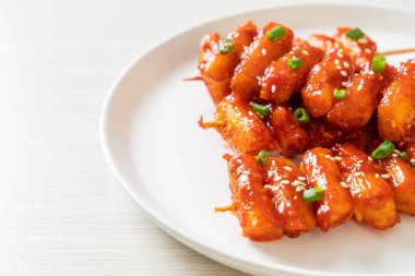 Kore usulü baharatlı soslu kızarmış Kore pirinç keki (Tteokbokki).