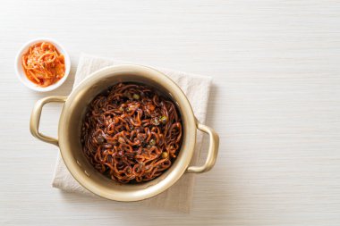 Kore siyah spagettisi ya da kavrulmuş Chajung soya soslu hazır şehriye (chapagetti) - Kore yemeği tarzı