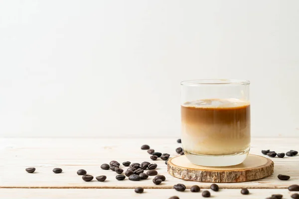 Kirli Kahve Bardağı Sıcak Espresso Ile Kaplanmış Soğuk Süt — Stok fotoğraf