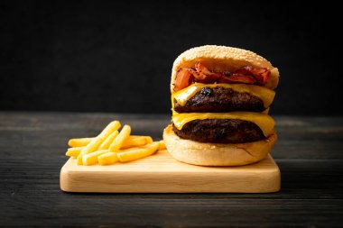 Peynir ve pastırmalı hamburger veya sığır burger - sağlıksız yemek tarzı.
