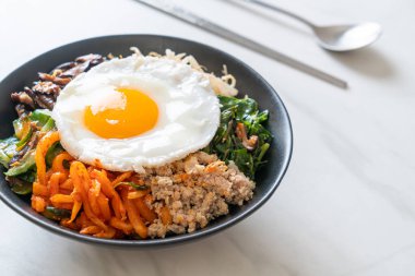 Bibimbap, Kore baharatlı salata pilav ve sahanda yumurta. Geleneksel Kore yemeği tarzı.