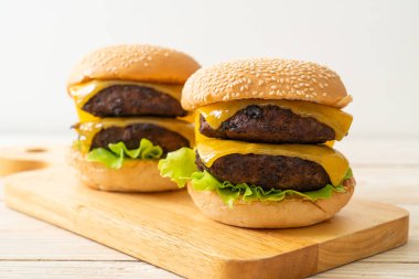 Peynirli hamburger veya sığır burger - sağlıksız yemek tarzı