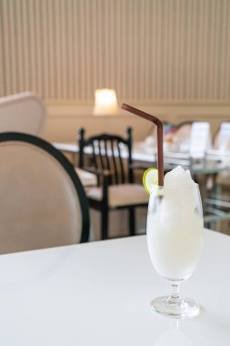 Kafe ve restoranda limonlu buzlu içecek bardağı.