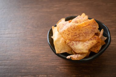 Çıtır Taro cipsi - kızarmış ya da fırında pişirilmiş taro.