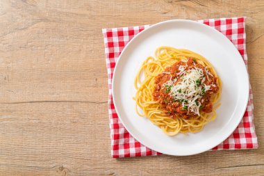 Spagetti bolonez domuz eti ya da kıymalı domates soslu spagetti İtalyan yemeği tarzı.