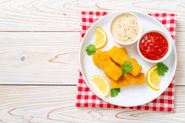 Kızarmış balık çubuğu ya da soslu patates kızartması.