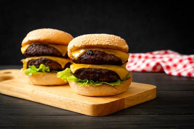 Peynirli hamburger veya sığır burger - sağlıksız yemek tarzı
