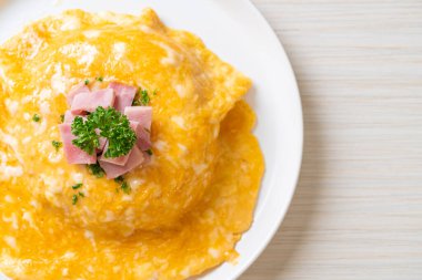 Pirinçli kremalı omlet veya jambonlu pilav ve yumuşak omlet.