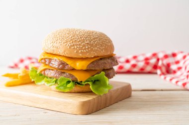 Domuz burger veya peynirli domuz burger ve patates kızartması.