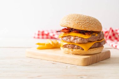 Domuz burger veya peynirli domuz burger, domuz pastırması ve patates kızartması.