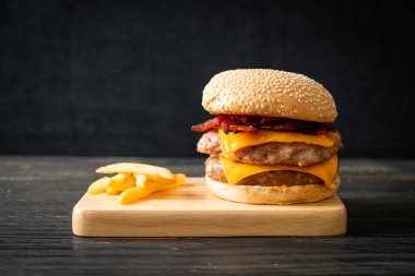 Domuz burger veya peynirli domuz burger, domuz pastırması ve patates kızartması.