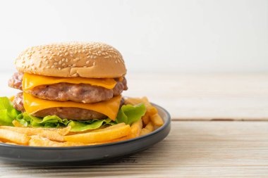 Domuz burger veya peynirli domuz burger ve patates kızartması.