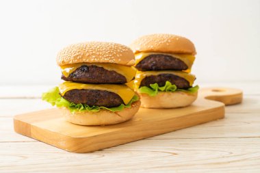 Peynirli hamburger veya sığır burger - sağlıksız yemek tarzı