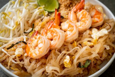 Karides ve lahanalı kızarmış şehriye ya da Pad Thai - Asya yemeği tarzı