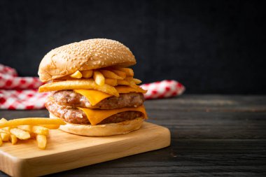 Domuz burger veya peynirli domuz burger ve patates kızartması.