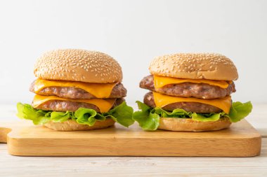 Domuz burger veya ahşap tahtada peynirli domuz burger.