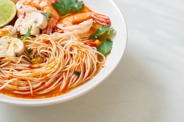 Fideos Con Sopa Picante Camarones Tazón Blanco Tom Yum Kung — Foto de Stock