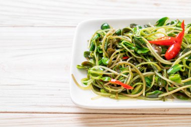 Kızarmış ay çiçeği filizi ve istiridye sosu. Sağlıklı yemek tarzı.