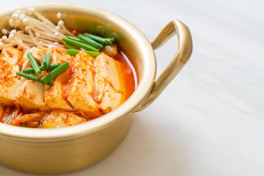 Tofu ve yumurtalı Kimchi Çorbası veya Kore Kimchi Güveci - Kore Yemekleri Geleneksel Tarzı