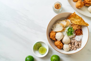 Balık köfteli ve karides köfteli baharatlı pirinç eriştesi. Asya usulü.