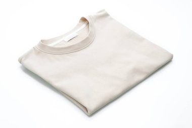 beyaz arkaplanda yalıtılmış t-shirt