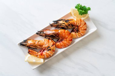 Izgara kaplan karidesi ya da limonlu karides.