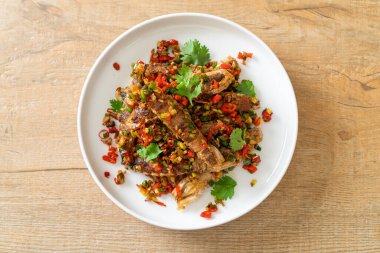 Kızarmış Mantid Karidesi ya da Acılı ve Tuzlu Kerevit Deniz Ürünleri Stili