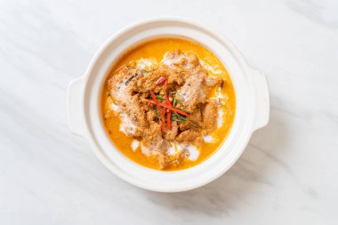 Tayland yemeği seti körili domuz eti Tayland yemeği tarzı.