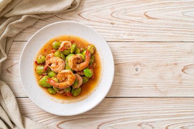 Karışık Kızarmış Fasulye ve Karides Tayland usulü