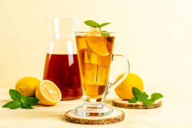 Bir bardak naneli buzlu limon çayı.