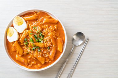 Kore hazır şehriyesi ve Kore baharatlı soslu Tteokbokki, Rabokki - Kore yemeği tarzı.